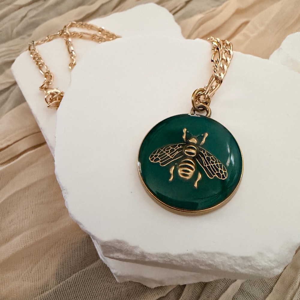 Gucci Green Enamel Bee Pendant Necklace - Gold Tone - Picture 1 of 3